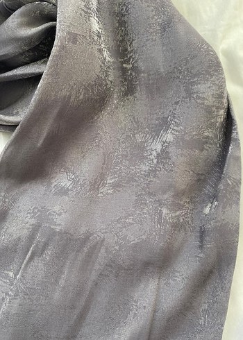 Gri Kadın Parlak Görünümlü Şal - Görsel 2