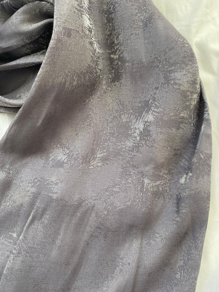 Gri Kadın Parlak Görünümlü Şal - Görsel 2