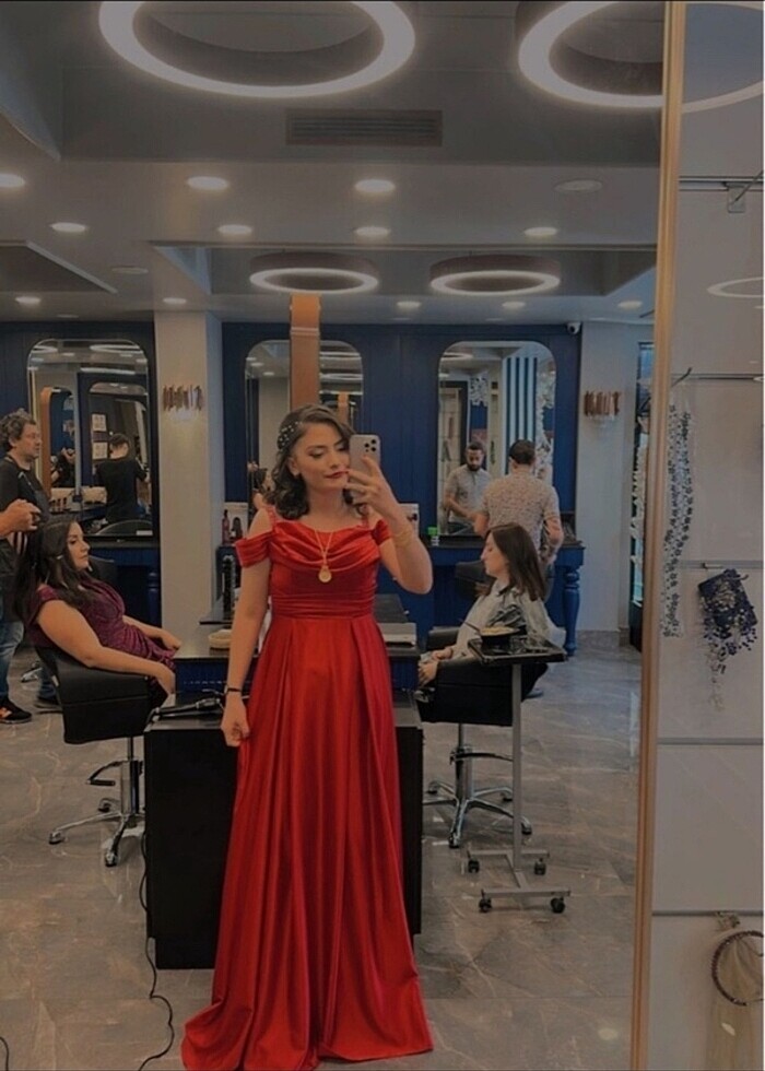 Kırmızı saten elbise - Görsel 4