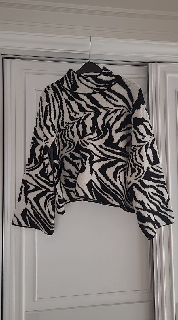 Zebra Desenli Uzun Kollu Dik Yaka Kazak - Görsel 5