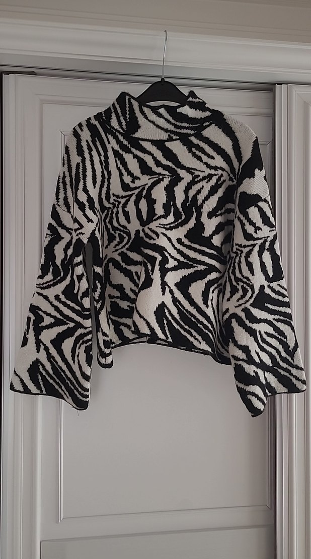 Zebra Desenli Uzun Kollu Dik Yaka Kazak - Görsel 2