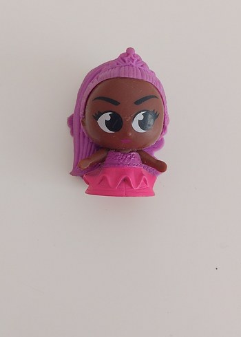 Pembe saçlı renkli oyuncak bebek