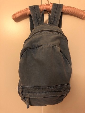 Mavi Jeans,çok çok az kullanılmış mavi çanta.Sade ve şirin.