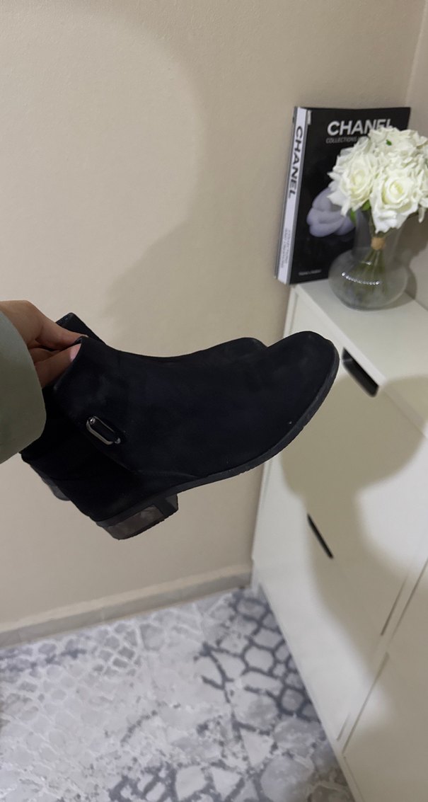 Siyah Süet Tokalı Kadın Topuklu Bot - Görsel 2