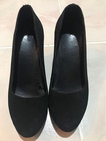 Siyah topuklu ayakkabı