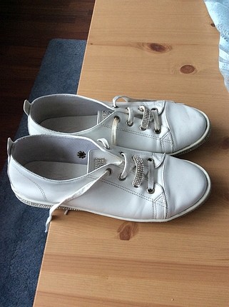 Beyaz taşlı spor ayakkabı