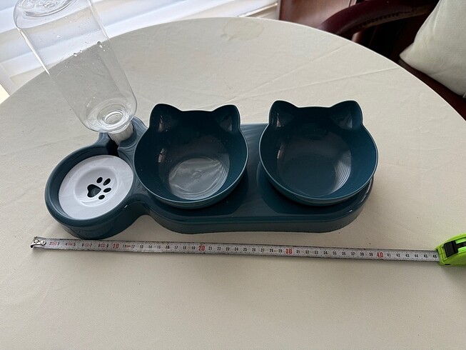 Beden Kedicanlar için mama ve sebilli su kabı.