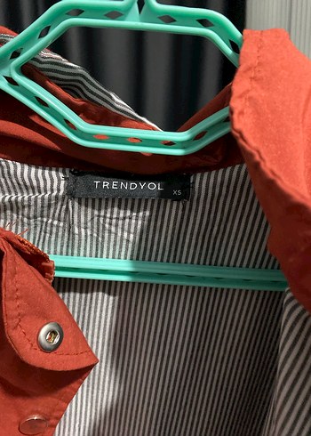 Kırmızı Düğmeli Kadın yağmurluk - Görsel 2