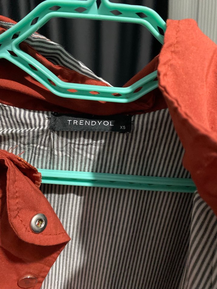 Kırmızı Düğmeli Kadın yağmurluk - Görsel 2