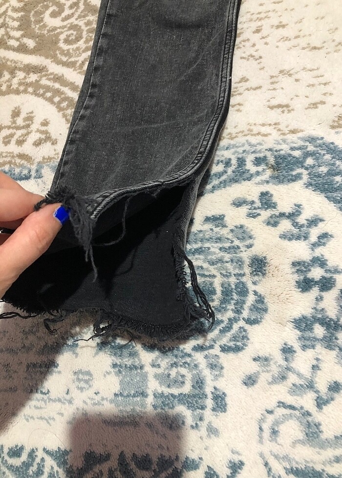 Paçası yırtmaçlı kot pantolon - Görsel 3