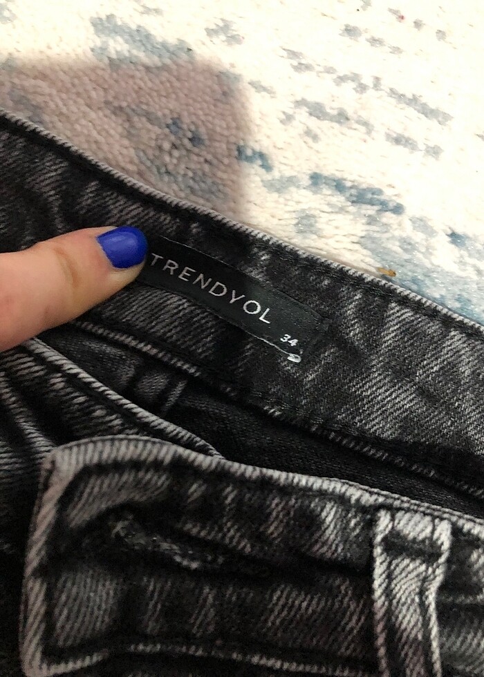 Paçası yırtmaçlı kot pantolon - Görsel 4