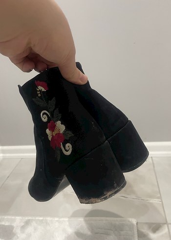 Nakışlı Siyah Süet Tokalı Kadın Bot - Görsel 4