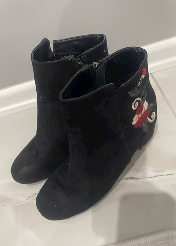 Nakışlı Siyah Süet Tokalı Kadın Bot - Görsel 7