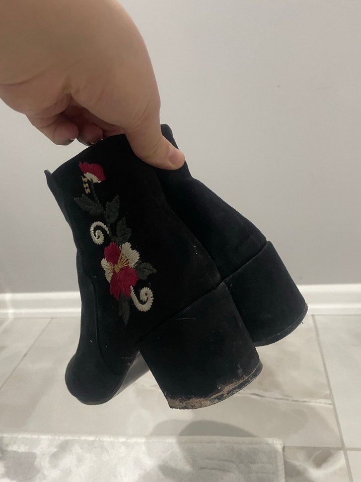Nakışlı Siyah Süet Tokalı Kadın Bot - Görsel 4