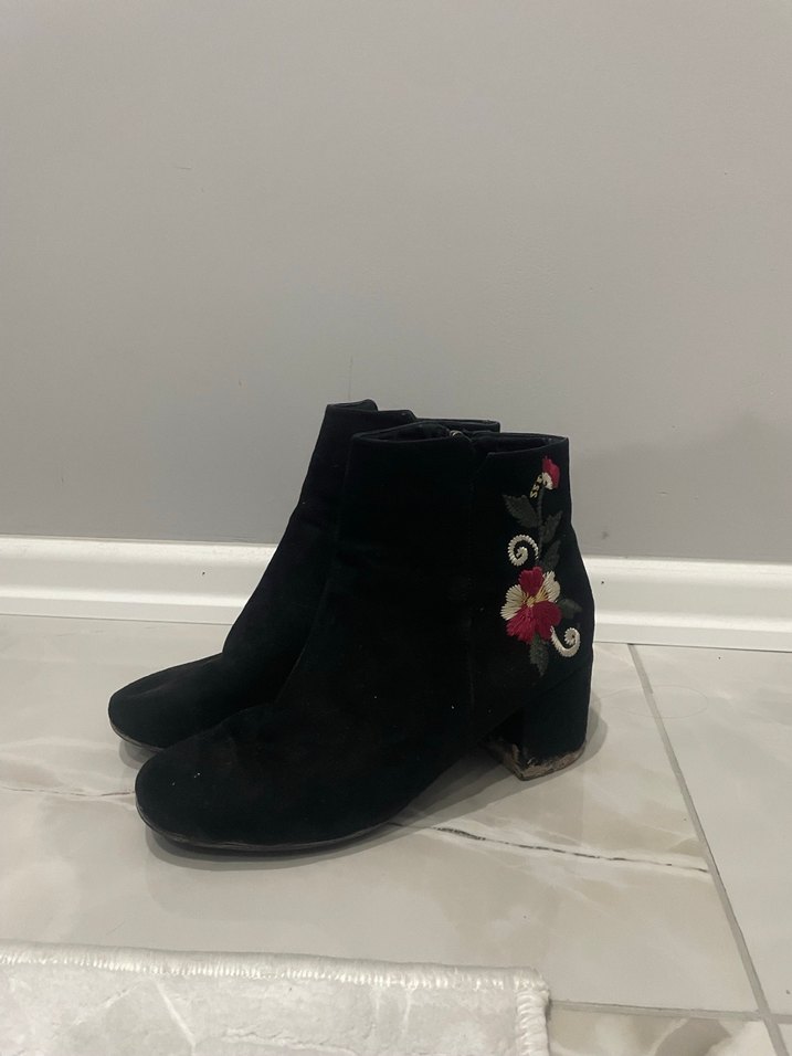 Nakışlı Siyah Süet Tokalı Kadın Bot - Görsel 2