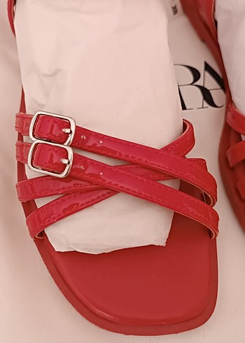 Zara Kırmızı Rugan Tokalı Sandalet