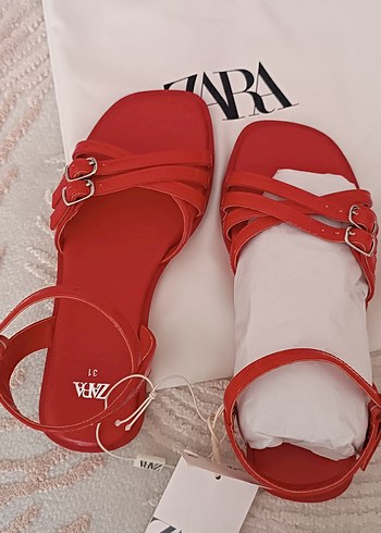 31 Beden Kırmızı Rugan Tokalı Sandalet
