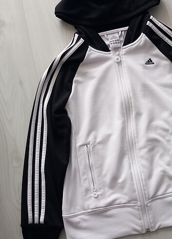 m Beden Adidas kadın,M beden,kapüşonun ipi yok,cepli,fermuarlı,temiz