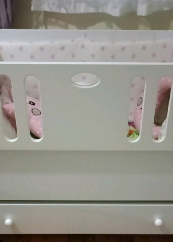 Beyaz Pastel Renk Bebek Beşiği