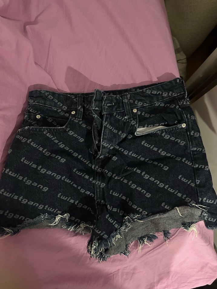 Twist Siyah Baskılı Mini Kot Şort - Görsel 5