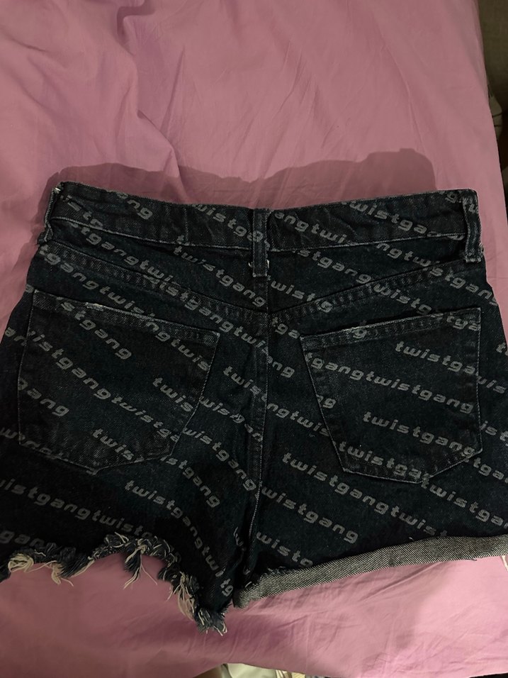 Twist Siyah Baskılı Mini Kot Şort - Görsel 2