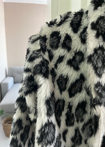 Leopar Desenli Gri Kadın Kürk Mont - Görsel 3