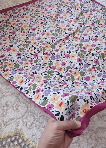 Çiçek Desenli ipek eşarp - Görsel 2