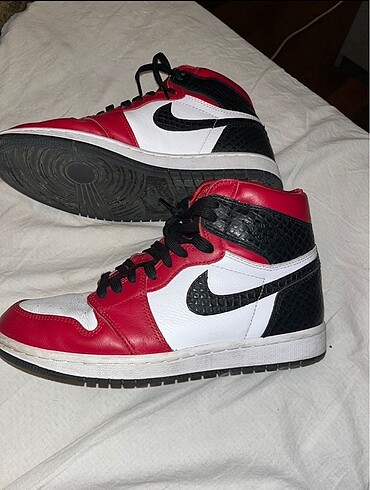 Nike Air Jordan 1 Retro High Satin Snake Chicago