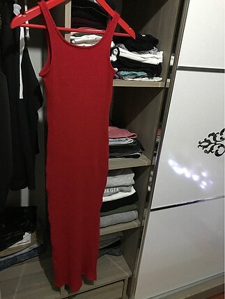 Yırtmaçlı kırmızı elbise