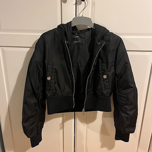 bershka siyah kapüşonlu crop bomber ceket