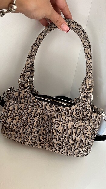 stradivarius cepli omuz çantası monogram detaylı
