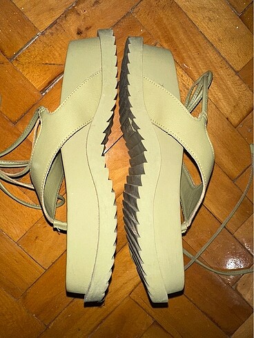 36 Beden Bershka sandalet
