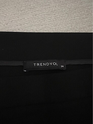 Trendyolmilla önden yırtmaçlı siyah etek