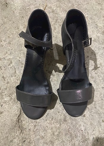 Gri Kadın Dolgu Topuklu Tokalı Ayakkabı