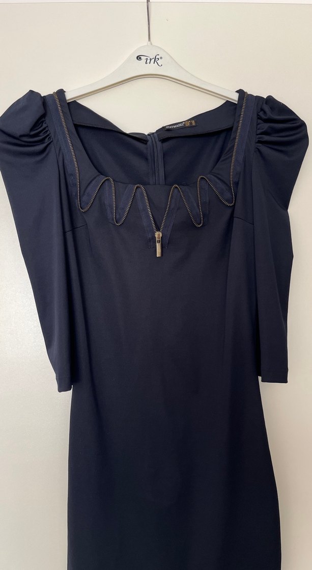 Zincir Detaylı Siyah Uzun V Yakalı Kadın Elbise - Görsel 2