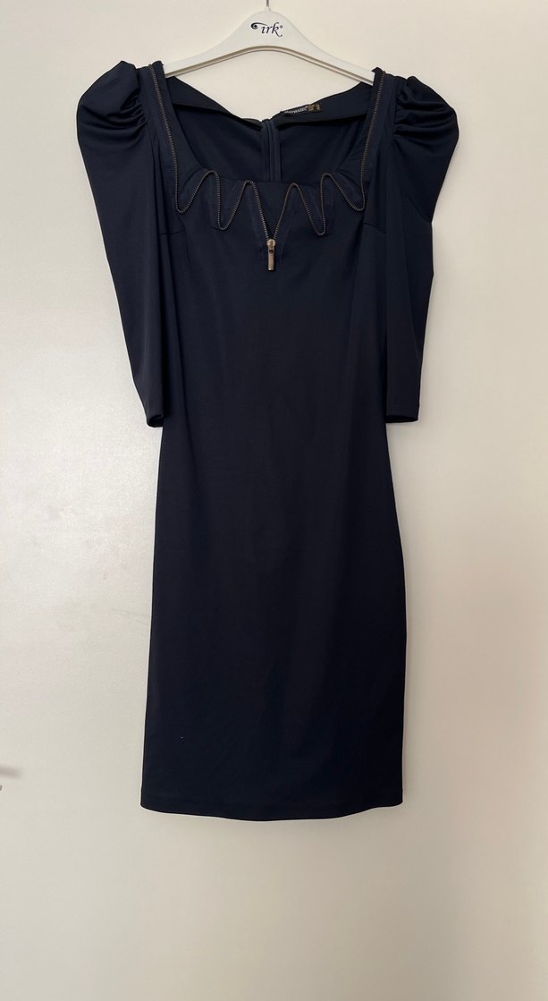 Zincir Detaylı Siyah Uzun V Yakalı Kadın Elbise - Görsel 3