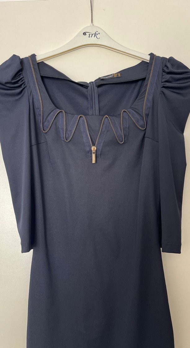 Zincir Detaylı Siyah Uzun V Yakalı Kadın Elbise - Görsel 4