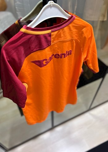 Forma orjinaldir. Unisex xl beden kadın için çocuk bölümünden