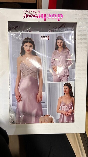 s Beden beyaz Renk Saten ipektir. Hiç giyilmedi etiketli kutulu.
