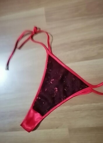 Kırmızı string s m
