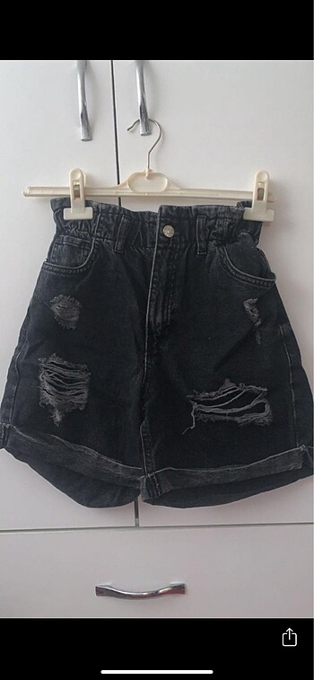 Yirtikli denim sort