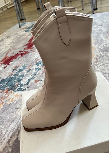 Bambi Bej Deri Stiletto Topuklu Kadın Bot