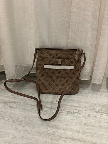 Guess postacı çanta