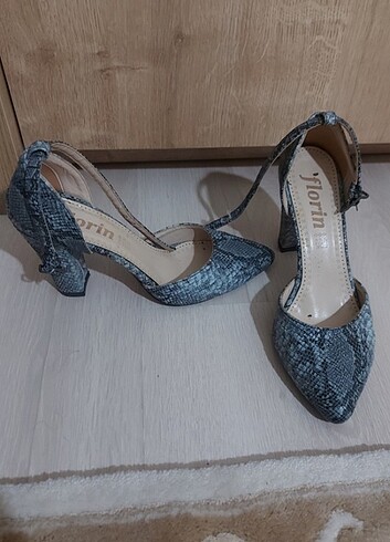 Diğer Az giyilmiş stiletto