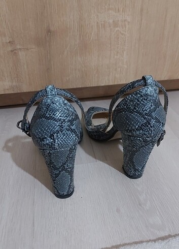 37 Beden Az giyilmiş stiletto