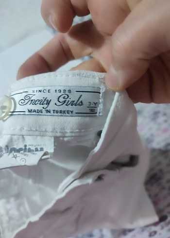 3 Yaş Beden Kız Bebek Kalpli Desenli Kolsuz Üst ve Beyaz Etek