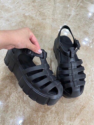 Siyah sandalet