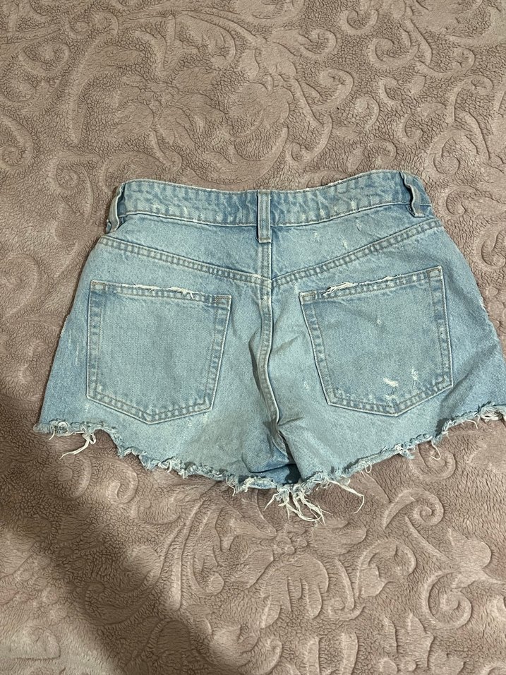 Yırtık Detaylı Mavi Mini Denim Şort - Görsel 3