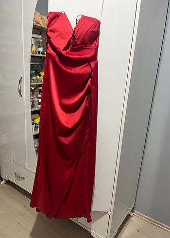 Kırmızı saten yırtmaçlı elbise - Görsel 2