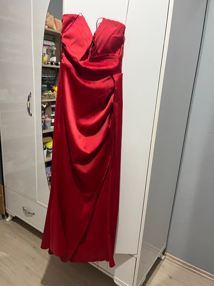 Kırmızı saten yırtmaçlı elbise - Görsel 2